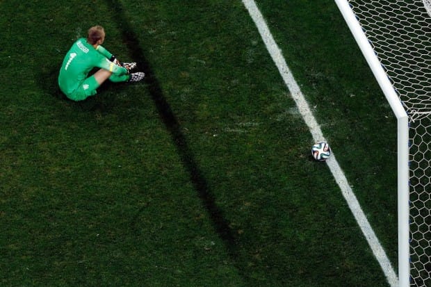 netherlands-goalie-jasper-cillessen-sits-stunned-after-losing-in-pks-to-argentina