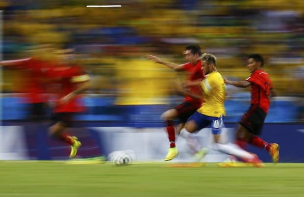 neymar-speeds-past-mexico-players