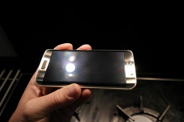galaxy-s6-amp-edge-scratched-by-samsungs-clear-view-case-7